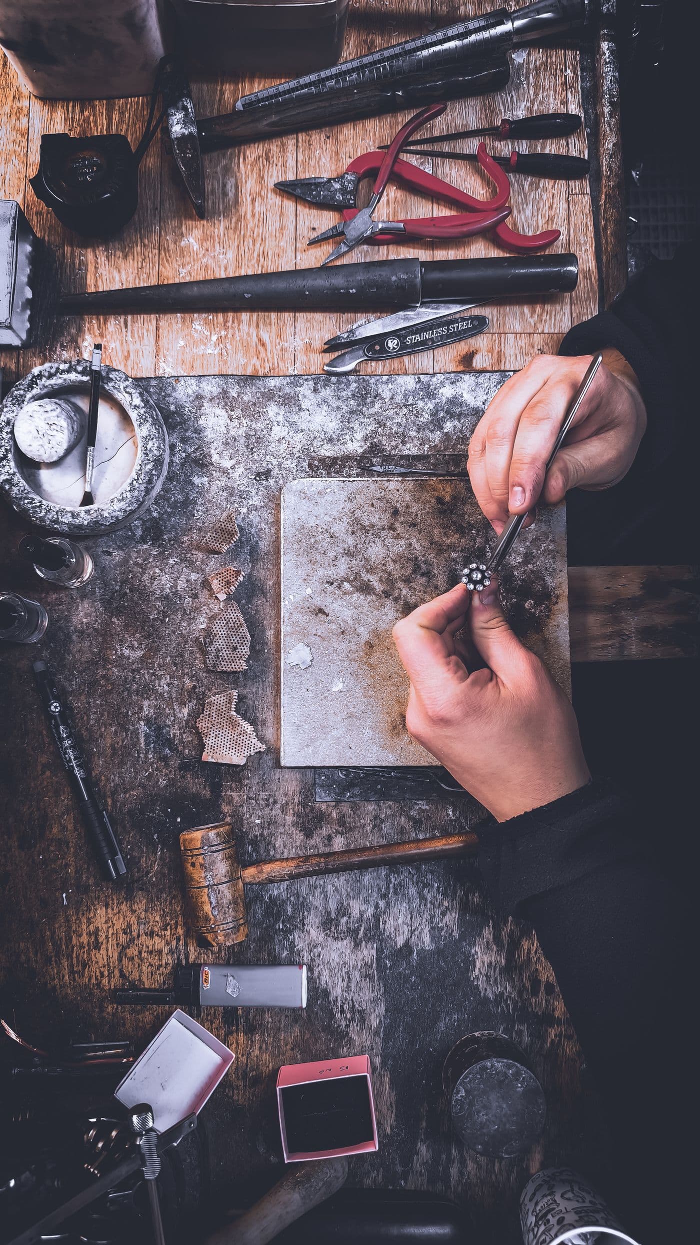 Joyero trabajando una pieza en oro en el taller